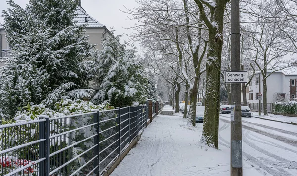 首都ベルリン ドイツの雪の通りに自転車や他の道路のユーザー — ストック写真