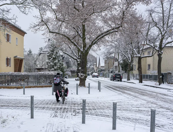 首都ベルリン ドイツの雪の通りに自転車や他の道路のユーザー — ストック写真