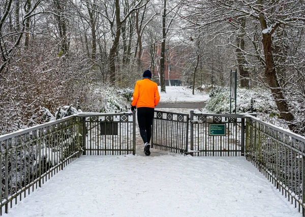 Wandelaars Joggers Fietsers Het Besneeuwde Winterpark Van Tiergarten Berlijn Mitte — Stockfoto