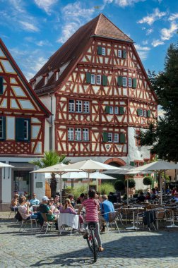 Almanya 'nın Hessen kentindeki Ladenburg şehrinde yarı keresteli bir ev.