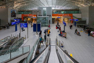 Frankfurt Havaalanı, Hesse, Almanya 'da yolcu ve bilgi panoları