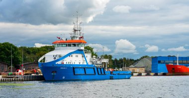 Polonya 'daki Gdansk Tersanesi bölgesinde gemiler, makineler ve fabrikalar