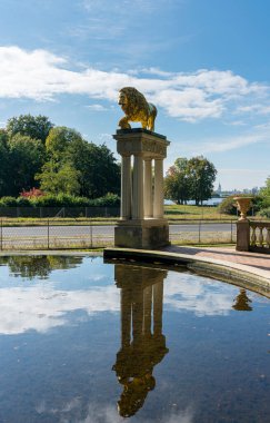 Berlin Wannsee, Almanya 'daki Glienicke Sarayı' nın tarihi mimarisi ve simgeleri