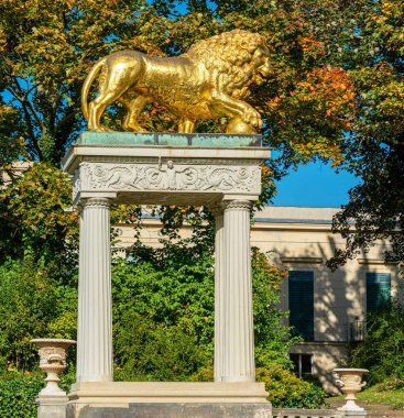 Berlin Wannsee, Almanya 'daki Glienicke Sarayı' nın tarihi mimarisi ve simgeleri