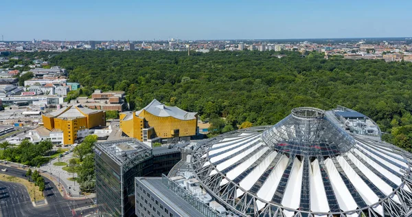 Sony Center Teteje Filharmonikusokkal Berlini Tiergartenben — Stock Fotó