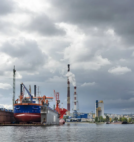 波兰格但斯克造船厂地区的船舶 机器和工厂 — 图库照片