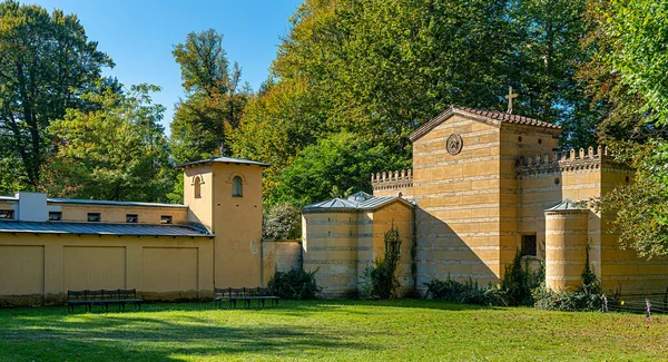 Berlin Wannsee 'deki Glienicke Kalesi parkındaki manastır.