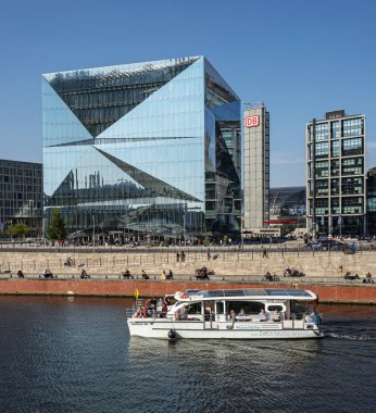 Ausflugsschiffe auf der Spree am Bahnhof Friedrichstrasse