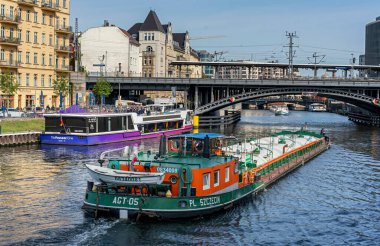 Friedrichstrasse İstasyonu 'nda ve hükümet bölgesinde gezinti tekneleri