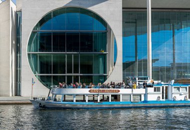 Berlin hükümet bölgesinde turistler ve turistler