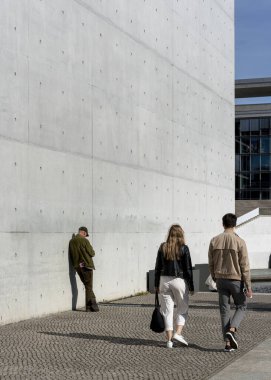 Berlin hükümet bölgesinde turistler ve turistler