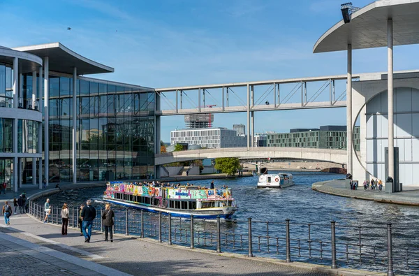 Ausflugsschiffe Auf Der Spree Bahnhof Friedrichstrasse — Stock fotografie