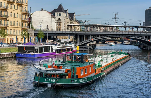 Escursione Barca Sulla Sprea Alla Stazione Friedrichstrasse Nel Quartiere Governativo — Foto Stock