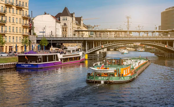 Excursieboten Spree Bij Station Friedrichstrasse Het Regeringsdistrict — Stockfoto