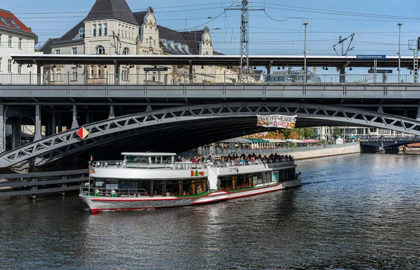 Excursieboten Spree Bij Station Friedrichstrasse Het Regeringsdistrict — Stockfoto