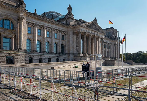 柏林帝国前面的护柱和屏障 — 图库照片