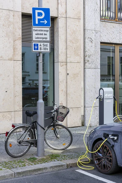 Estação Carregamento Para Carros Elétricos Cidade Berlim — Fotografia de Stock