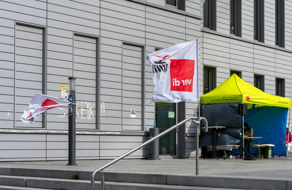 ベルリン シャリテのヴェルディ労働組合活動家のストライキ中の旗 — ストック写真