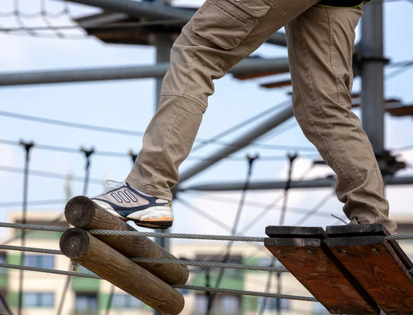 Sportliche Frau Klettert Outdoor Park — Stockfoto