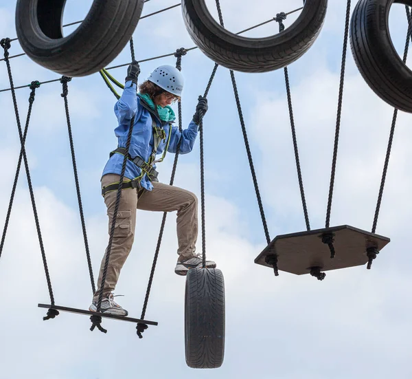 Sportliche Frau Klettert Outdoor Park — Stockfoto