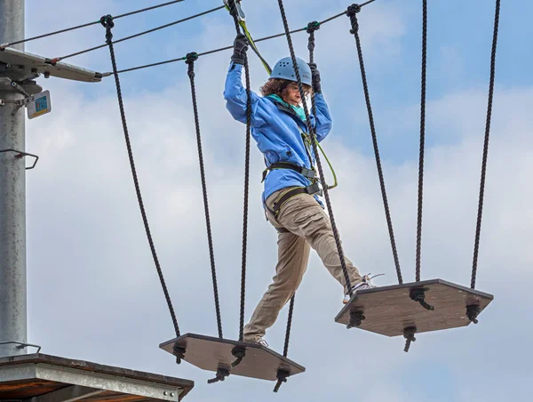 Sportliche Frau Klettert Outdoor Park — Stockfoto