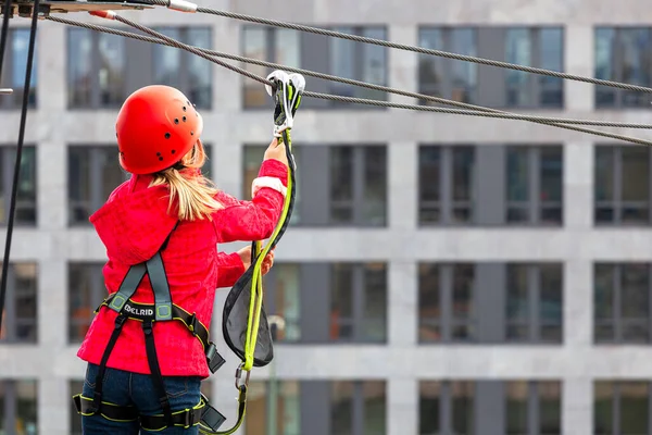 Sportliches Mädchen Jahre Beim Fitnesstraining Und Klettern Outdoor Park — Stockfoto