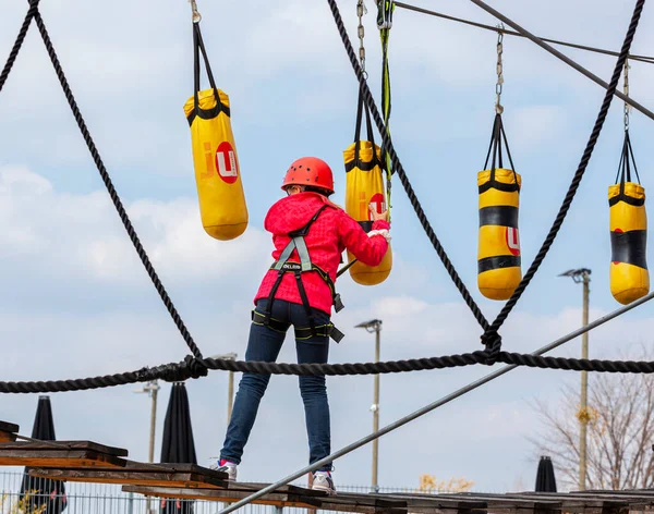 Sportliches Mädchen Jahre Beim Fitnesstraining Und Klettern Outdoor Park — Stockfoto