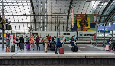 Berlin Merkez İstasyonunda, Almanya 'da gezginler, turistler