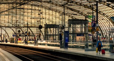 Berlin Merkez İstasyonunda, Almanya 'da gezginler, turistler