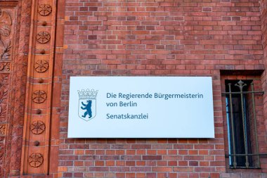 Rotes Rathaus 'a giriş Berlin, Almanya' da Alexanderplatz 'da.