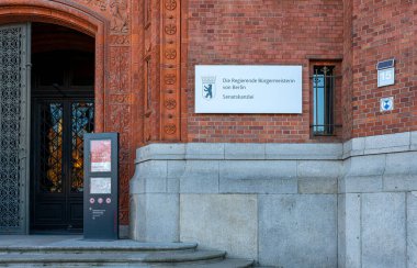 Rotes Rathaus 'a giriş Berlin, Almanya' da Alexanderplatz 'da.