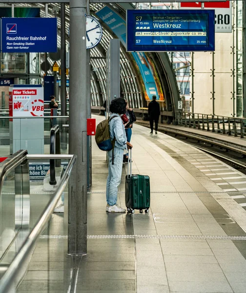 Путешественники Туристы Вокруг Центрального Железнодорожного Вокзала Берлина Германия — стоковое фото