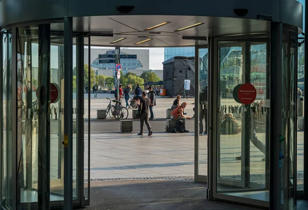 Reisende Touristen Und Den Berliner Hauptbahnhof Deutschland — Stockfoto