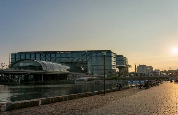 Les Touristes Sont Assis Sur Les Rives Spree Berlin Regardent — Photo