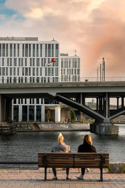 Los Turistas Sientan Orillas Del Spree Berlín Miran Hacia Estación — Foto de Stock