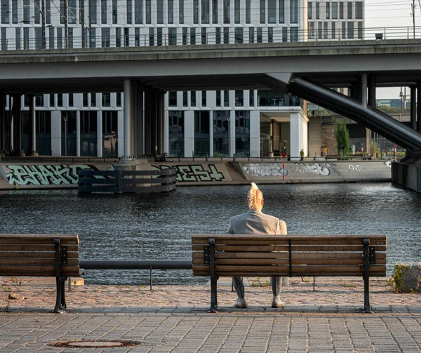 Tourists Sit Banks Spree Berlin Look Main Train Station Berlin — Stockfoto