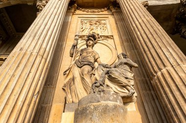 Almanya, Brandenburg, Potsdam 'daki Sanssouci Sarayı Parkı' nda komünistlerle sütunlar.