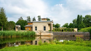 Almanya, Brandenburg, Potsdam 'daki Sanssouci Parkı' nda Roma hamamlarının bulunduğu tarihi bina.