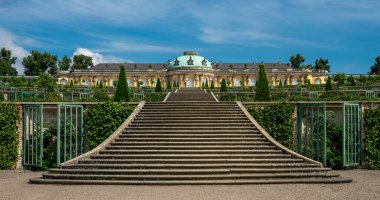 Potsdam, Brandenburg, Almanya 'daki Sanssouci Sarayı Parkı' nda tarihi mimari ve heykeller