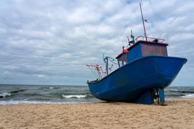 Polonya 'nın Midzyzdroje kenti yakınlarında Baltık Denizi sahillerinde sonbahar havası