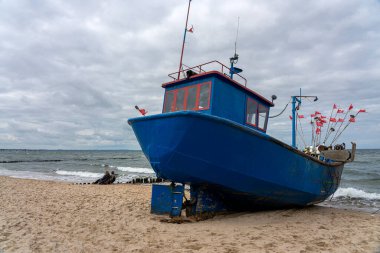 Polonya 'nın Midzyzdroje kenti yakınlarında Baltık Denizi sahillerinde sonbahar havası