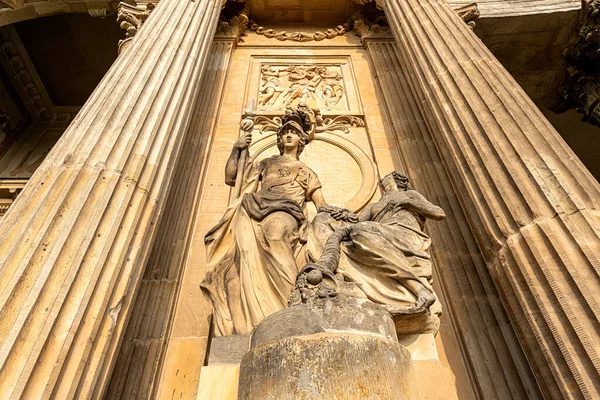 Almanya, Brandenburg, Potsdam 'daki Sanssouci Sarayı Parkı' nda komünistlerle sütunlar.