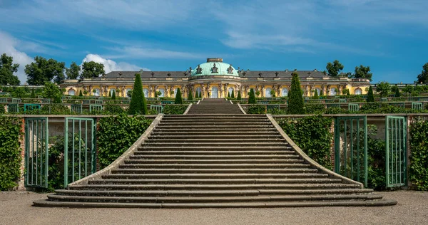 Potsdam, Brandenburg, Almanya 'daki Sanssouci Sarayı Parkı' nda tarihi mimari ve heykeller