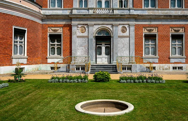 Potsdam, Brandenburg, Almanya 'daki Yeni Bahçe' deki Sanssouci 'ye ait mermer saray.