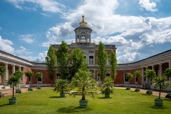 Potsdam, Brandenburg, Almanya 'daki Yeni Bahçe' deki Sanssouci 'ye ait mermer saray.