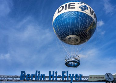 Berlin Hi Flyer Berlin 'deki Federal Maliye Bakanlığı' nda bir görüntü olarak Dünya Esir Balonu Berlin, Almanya