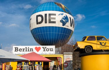 Berlin Hi Flyer Berlin 'deki Federal Maliye Bakanlığı' nda bir görüntü olarak Dünya Esir Balonu Berlin, Almanya