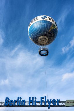 Berlin Hi Flyer Berlin 'deki Federal Maliye Bakanlığı' nda bir görüntü olarak Dünya Esir Balonu Berlin, Almanya