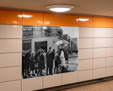 Fayanslardaki resimler ve Schillingstrasse U istasyonundaki boş yeraltı geçitleri, Mitte, Berlin, Almanya