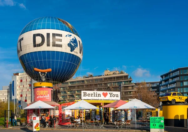 Berlin Hi Flyer Berlin 'deki Federal Maliye Bakanlığı' nda bir görüntü olarak Dünya Esir Balonu Berlin, Almanya